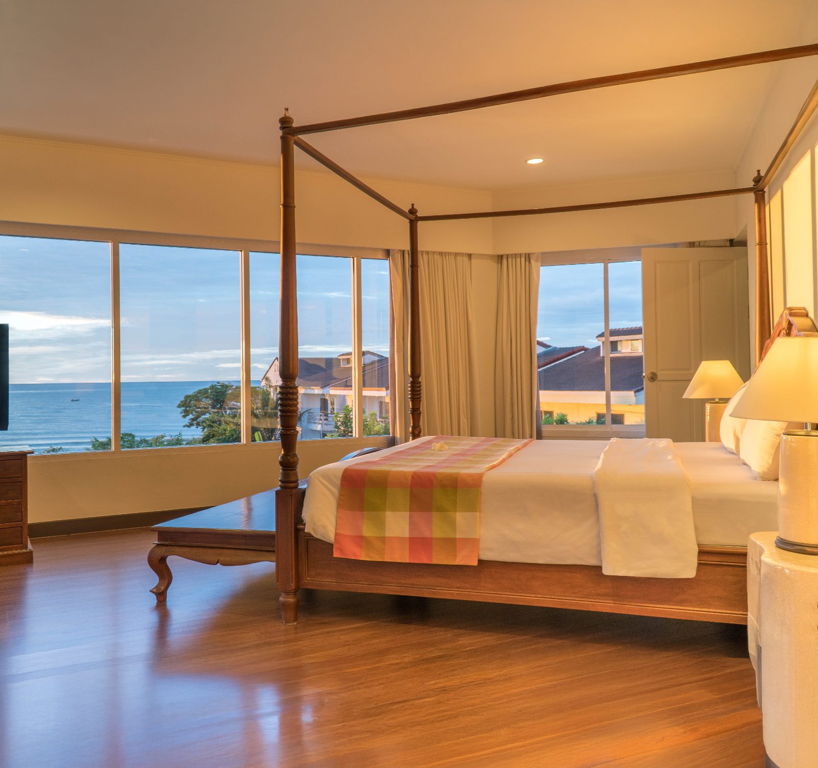 Suite with four-poster bed and sea view